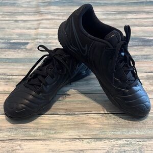 Kids Nike Tiempo Legend 10 Club Indoor Soccer Shoes (Size: 4Y)